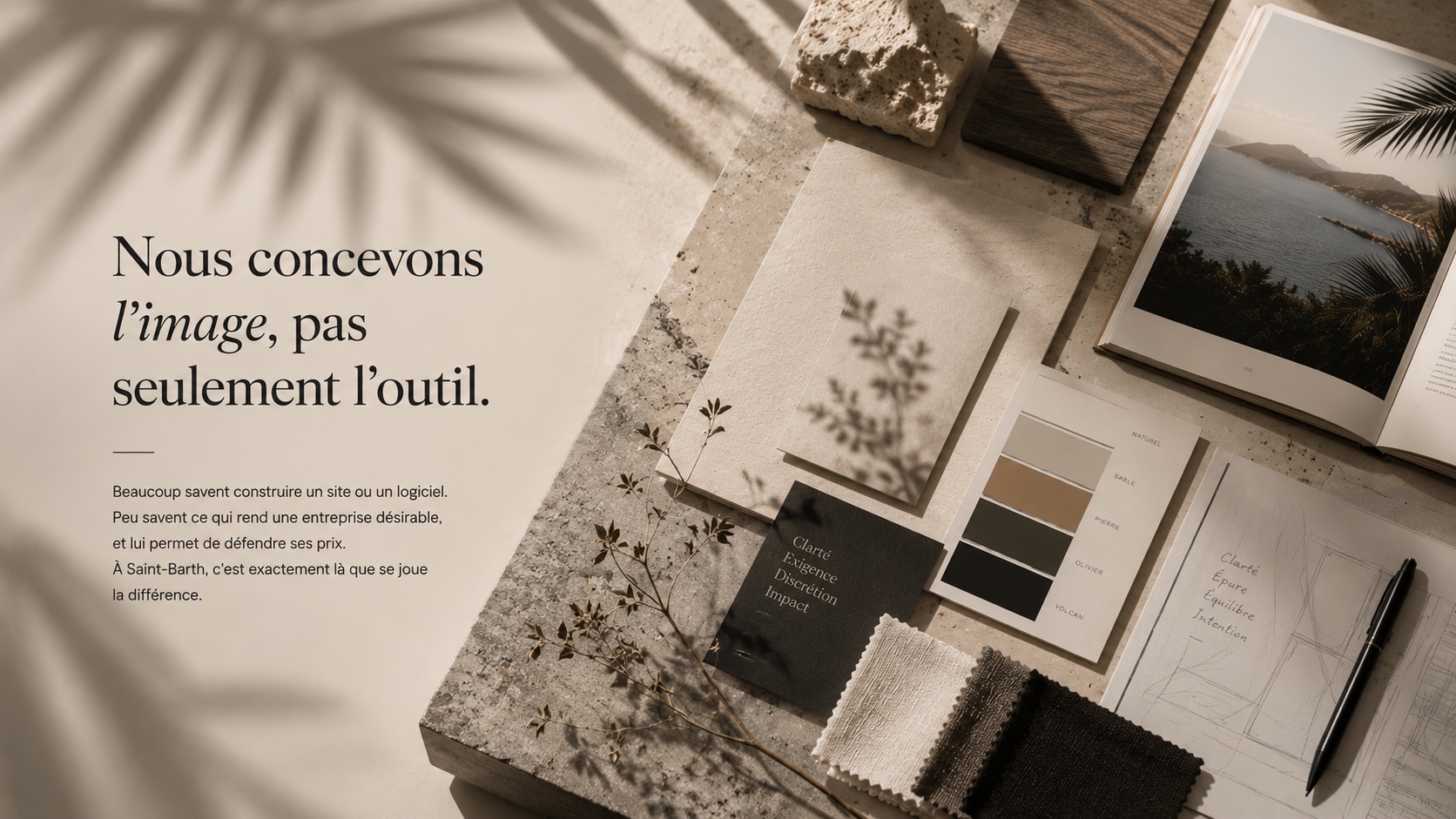 Mise à plat éditoriale — pierre, tissus, nuancier et carnet de direction artistique — l'univers d'une marque en composition.